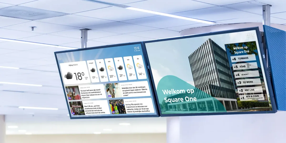 Twee professionele narrowcasting displays aan het plafond van een kantoorlobby