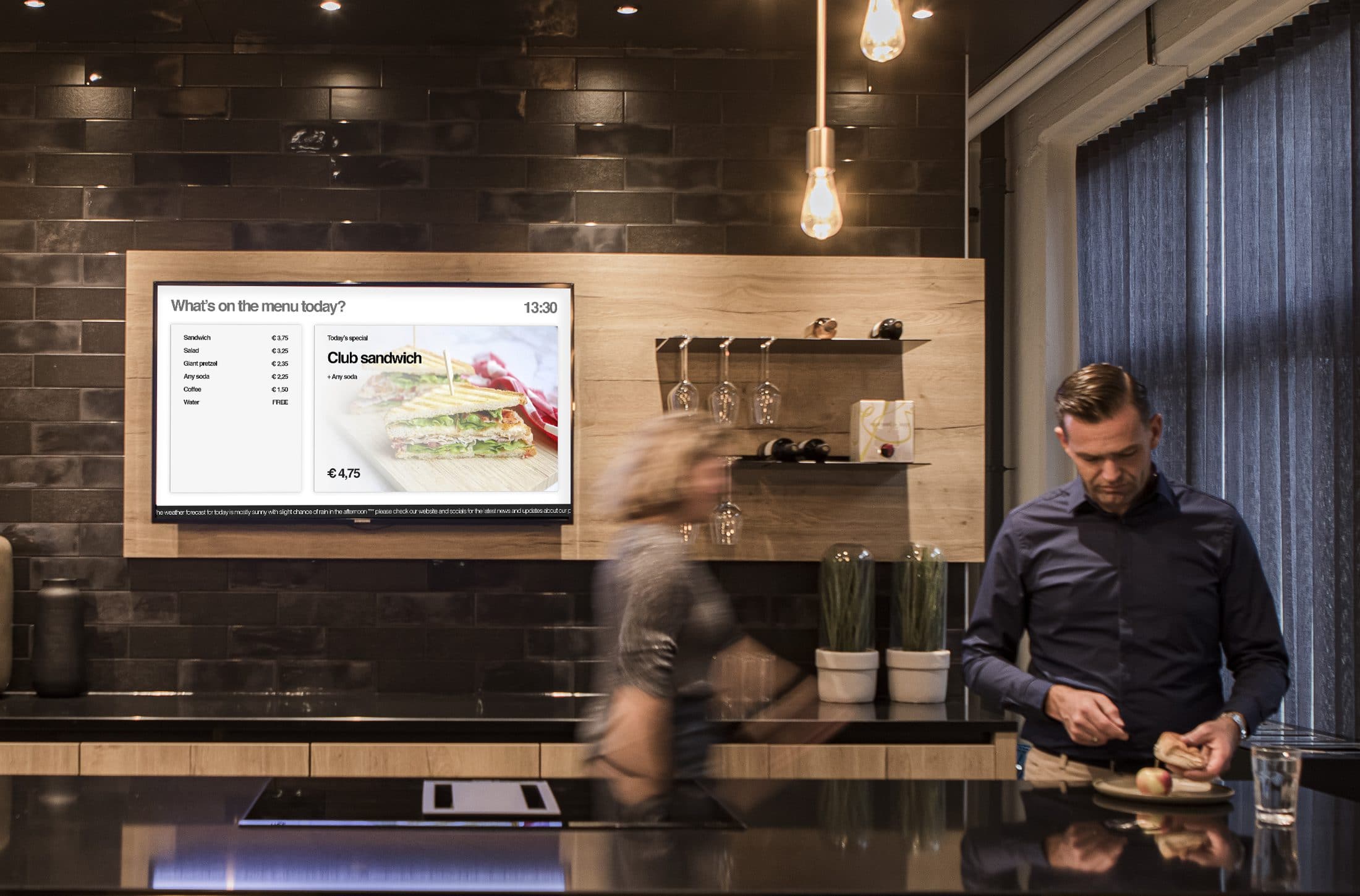 Informatieschermen op een moderne kantoorvloer